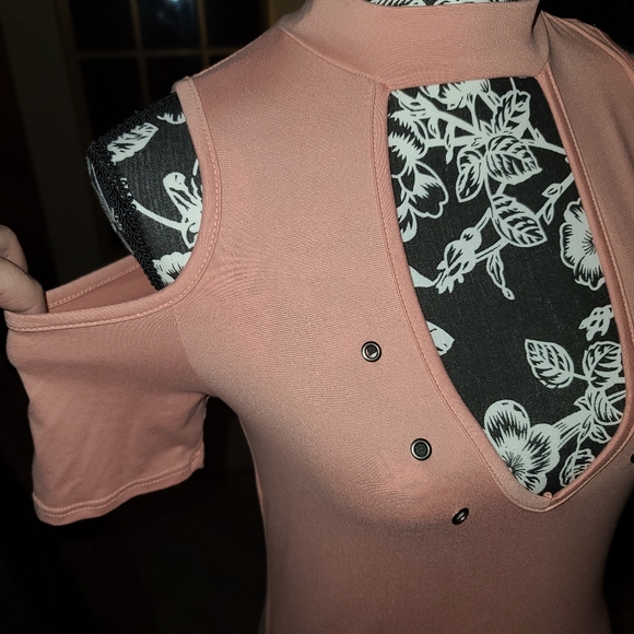 Low-cut pink shirt with the shoulders cut out - Picture 3 of 6